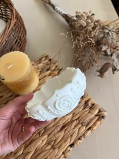 Portavela rosas yeso - Nativa Interiores