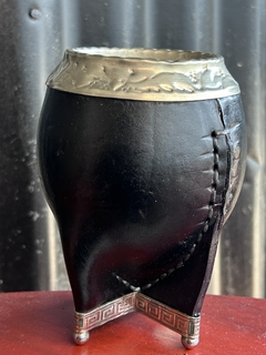 Mate Torpedo de Cuero con Virola Cincelada y Pie en internet