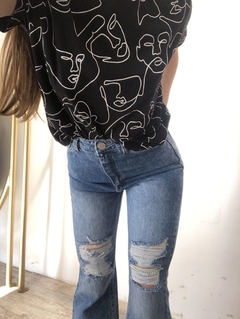 Blusa faces en internet