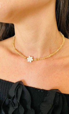 Chocker citrino com flor em madrepérola - comprar online