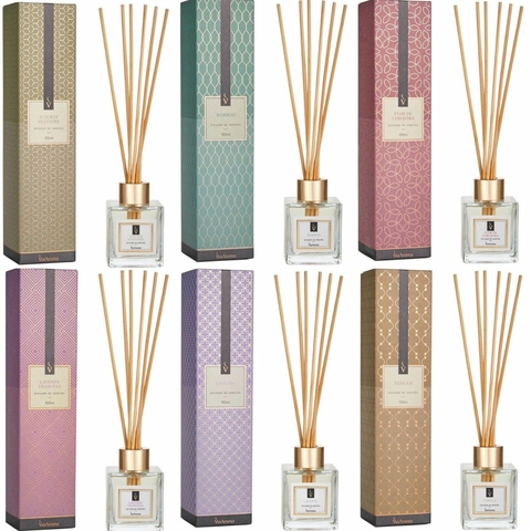 Conjunto de difusores aromatizadores de varetas de 100ml da Via Aroma, com diversas fragrâncias e embalagens coloridas.
