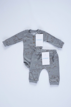 Curva Body africa y pantalón gap - comprar online