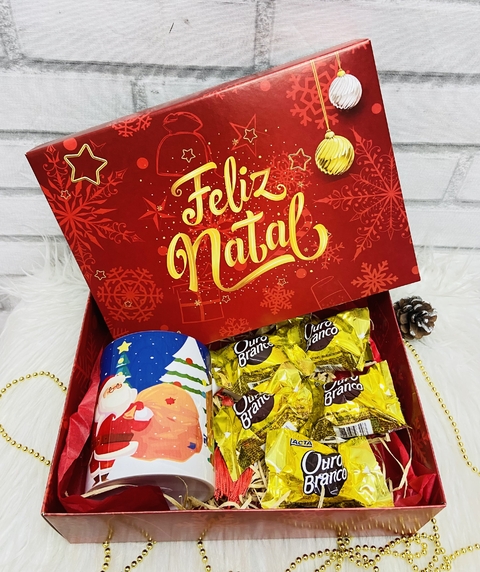 Box natalina com caneca de porcelana e chocolates