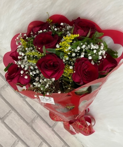 RAMALHETE COM 12 LINDAS ROSAS VERMELHAS
