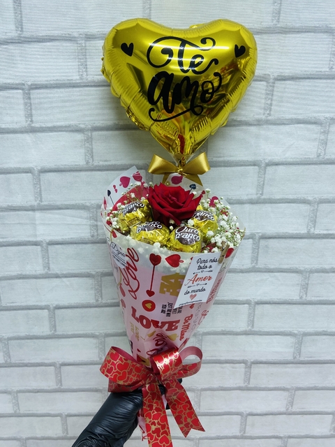 Buquê de bombons com rosa e balão personalizado