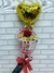 Buquê de bombons com rosa e balão personalizado