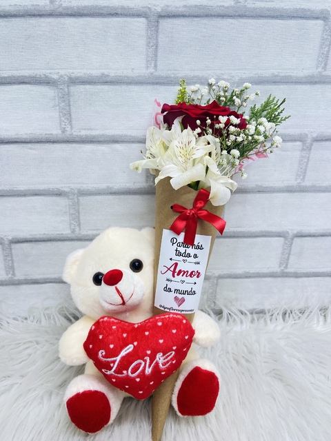 Mimo especial com ursinho e cone com rosa