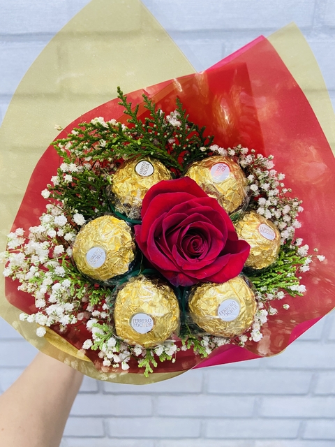 Buquê de bombons Ferrero Rocher com rosa 001
