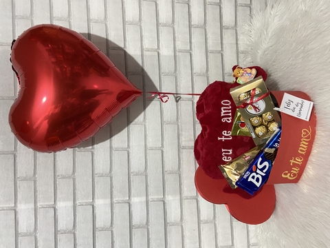 BOX CORAÇÃO COM PELÚCIA,CHOCOLATES E BALÃO