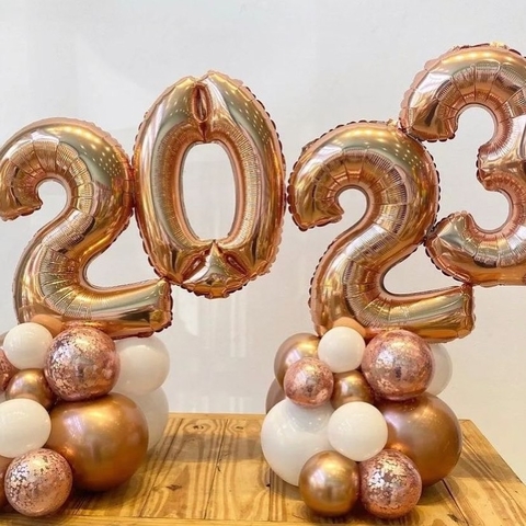 ARRANJO DE BALÕES NUMERAL COM BASE ORGÂNICA E CONFETES