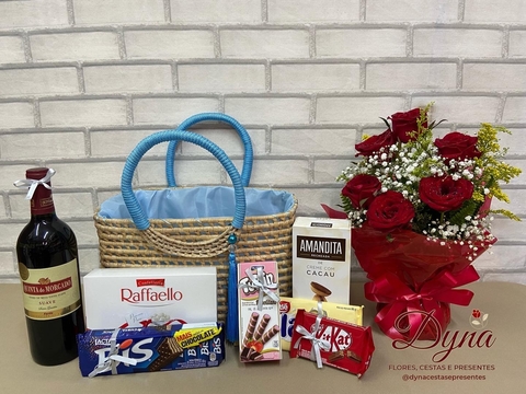 Cesta na Bolsa de Palha com chocolates e Ramalhete