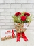 BUQUÊ COM 3 ROSAS E RAFFAELLO na internet
