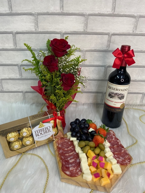 Kit Bandeja de Frios + Vinho+ Ferrero Rocher+Rosas