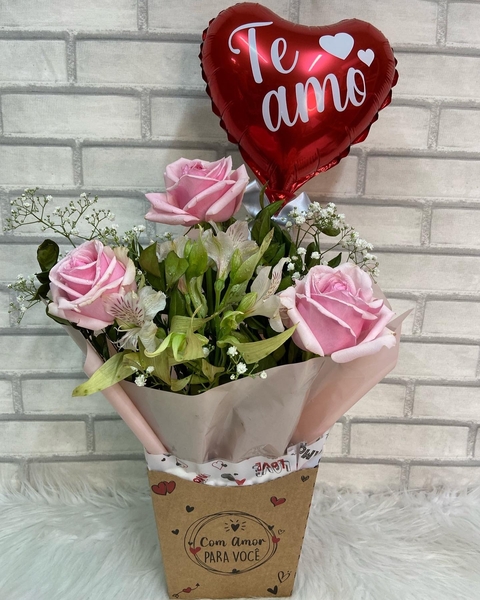 Cachepô Romântico com arranjo de Rosas naturais+Balão