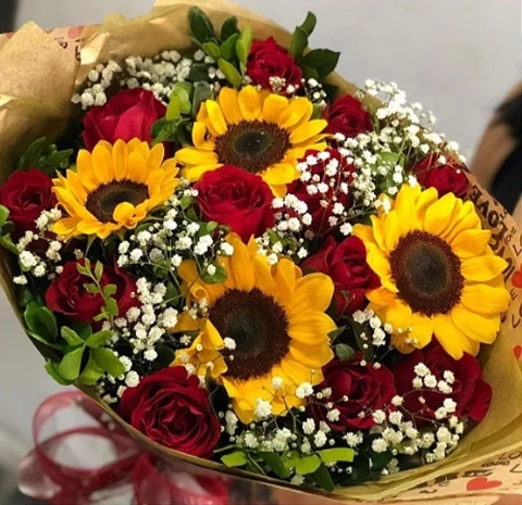 BUQUÊ 12 ROSAS E GIRASSÓIS