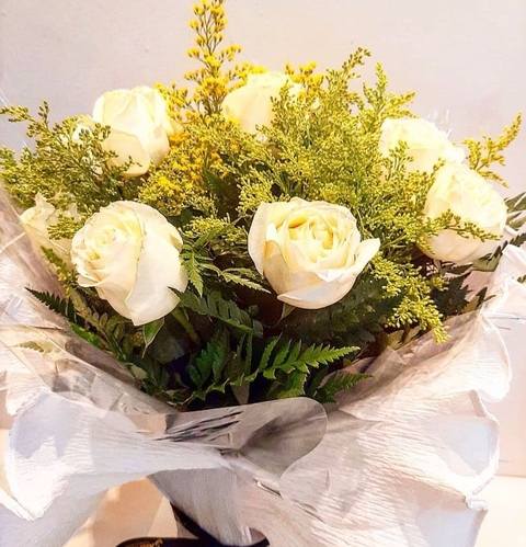 RAMALHETE COM 6 ROSAS BRANCAS TRADICIONAIS