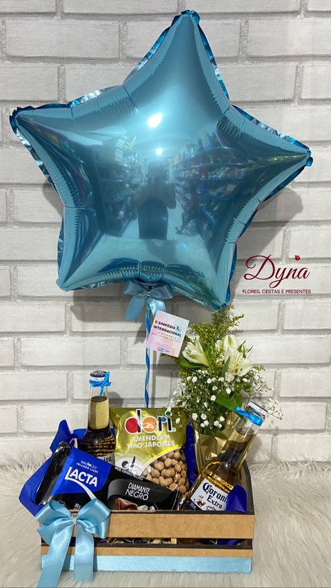 CESTA CORONA COM CHOCOLATES E BALÃO