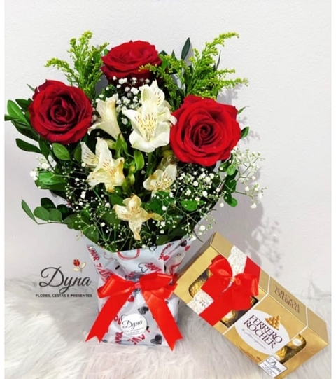 Arranjo com 3 rosas e Ferrero Rocher