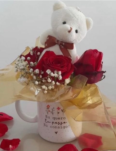 Canecas personalizadas + arranjo de flores + chaveiro de ursinho
