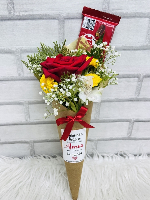 Cone de Rosa Unitária e complementos e Kit Kat
