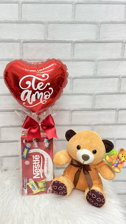 Urso de pelúcia com chocolate e Balão personalizado