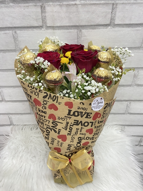 BUQUÊ COM 3 ROSAS E 6 FERRERO ROCHER