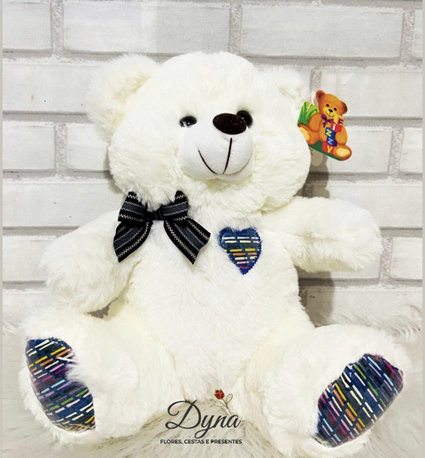 Urso de Pelúcia - Branco com Bordado de Coração Azul 28 cm sentado