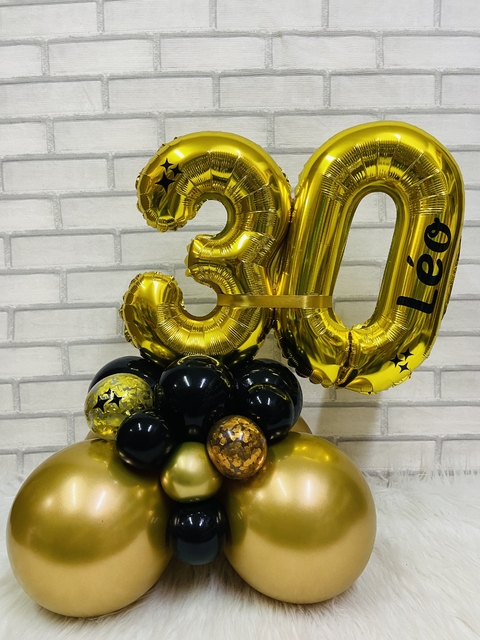 ARRANJO DE BALÕES NUMERAL COM NOME PERSONALIZADO E BASE ORGÂNICA