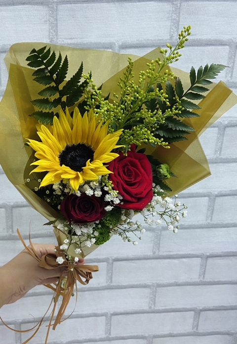 RAMALHETE GIRASSOL COM ROSAS KRAFT