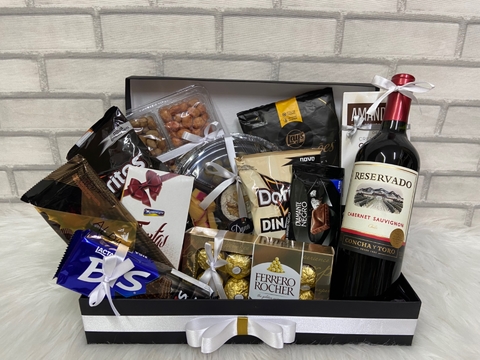 BOX DE LUXO COM VINHO RESERVADO PETISCOS E FRIOS
