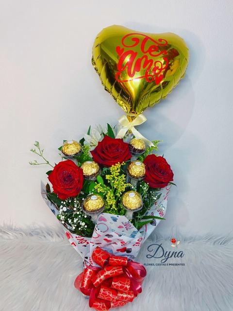 BUQUÊ COM ROSAS E FERRERO ROCHER +BALÃO PERSONALIZ