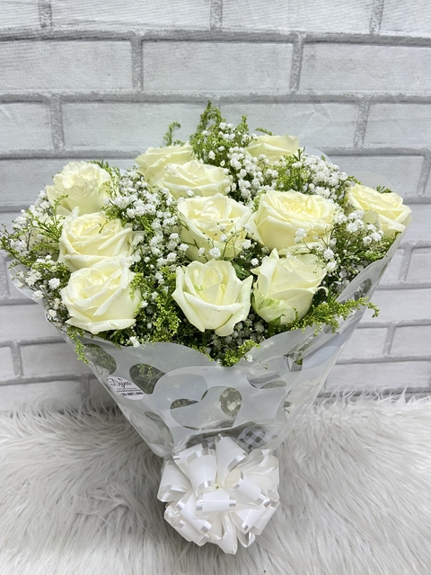 RAMALHETE COM 12 LINDAS ROSAS BRANCAS