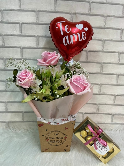 Cachepô Romântico om arranjo de Rosas naturais+Balão+Ferrero Rocher