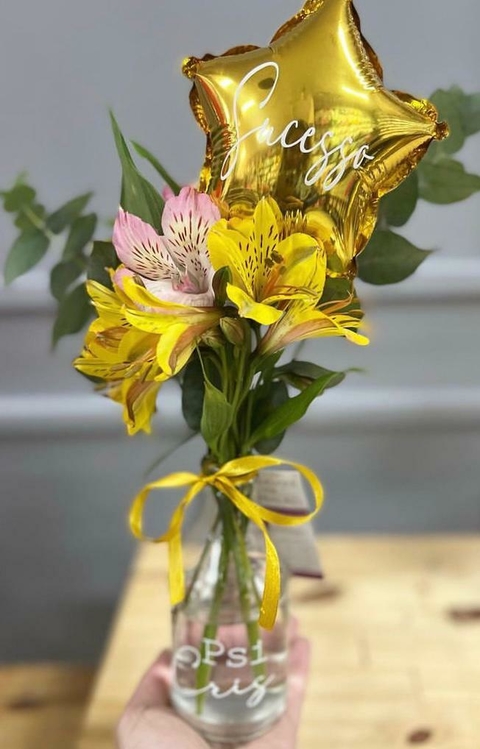 MINI GARRAFA DE LUXO COM ASTROMÉLIAS E BALÃO PERSONALIZADO