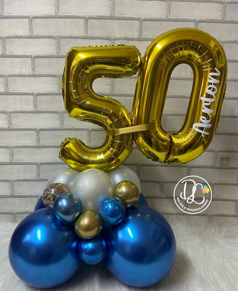 ARRANJO DE BALÕES NUMERAL COM NOME PERSONALIZADO E BASE ORGÂNICA