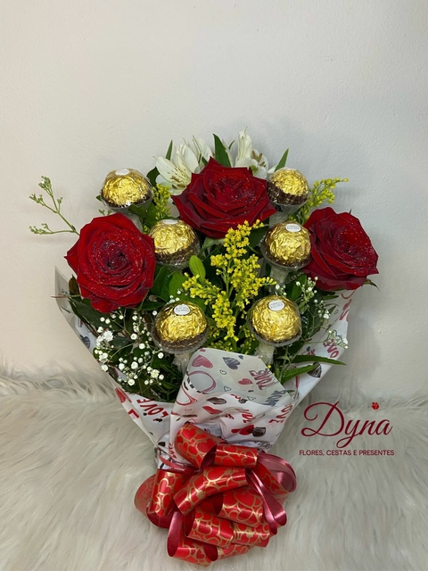 BUQUÊ COM 3 ROSAS E 6 FERRERO ROCHER