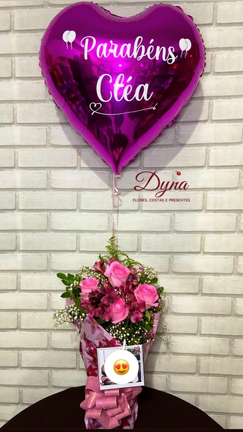 RAMALHETE COM 4 ROSAS + BALÃO PERSONALIZADO + FOTOS POLARÓIDE
