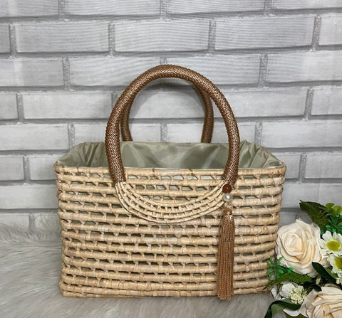 BOLSA DE PRAIA PALHA DE CARNAÚBA COM ALÇA TRABALHA NO TRANÇADO