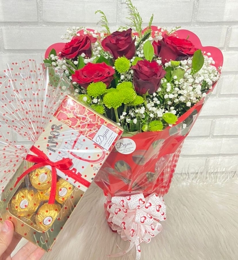 BUQUÊ COM 5 ROSAS VERMELHAS COM FERRERO ROCHER