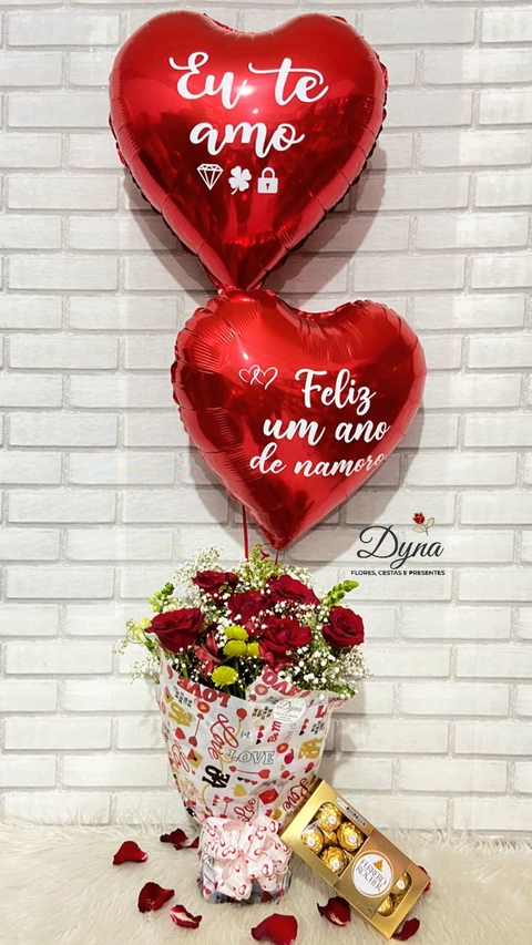 RAMALHETE TRADICIONAL COM 6 ROSAS, FERRERO ROCHER E BALÕES PERSONALIZADOS
