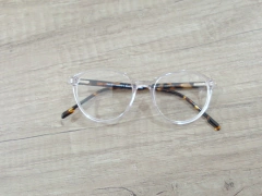 Armazón ONOFF traslúcido el estilo que buscas lo encontras en Moya-Lens a un valor $120.000 contado efectivo o transferencia consultanos Moya-Lens