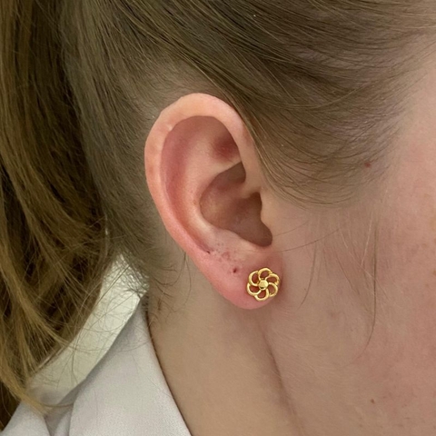 BRINCO FLOR FOLHEADO EM OURO 18K