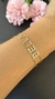 Pulseira ouro amarelo personalizada letras 7mm altura com diamantes *Valor variável de acordo com a quantidade de inicia - comprar online