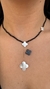 Colar ouro amarelo espinélio esfera facetada 2,8mm com 3 trevos de madrepérola e 1 trevo de ônix - loja online