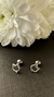 Brinco ouro branco carinha gato 6mm altura com diamante 1mm - comprar online