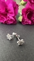 Brinco ouro branco flor 14 diamantes 1,5mm - comprar online