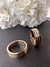 Par aliança ouro amarelo chapa reta 6mm largura com 3 frisos - comprar online