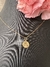 Pingente ouro medalha 1cm signo e 1 diamante 1mm - comprar online