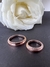 Par aliança ouro rose 2 aros retos sobrepostos com 17 diamantes na feminina