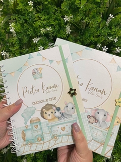 Kit Livro do Bebê / Caderneta Vacina + porta documentos - Tema Trem Animais - Menino